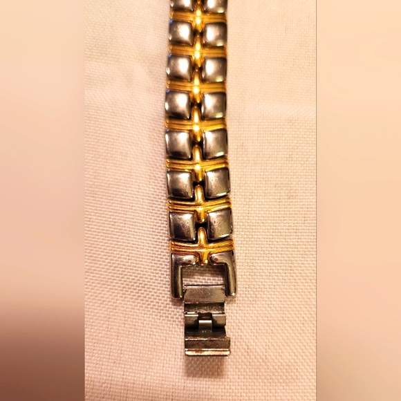 Vintage 1990s woman's Bulova watch - Picture 5 of 12